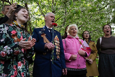 09.05.2023, Москва, Парк Горького, День Победы. Ветеран Великой Отечественной Войны поёт песню вместе с женщинами.