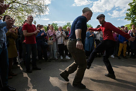 09.05.2023, Москва, Парк Горького, День Победы. Двое мужчин танцуют перед собравшимися зрителями.