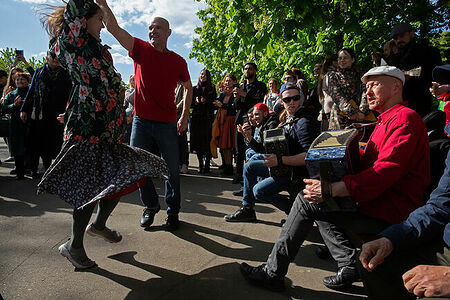 09.05.2023, Москва, Парк Горького, День Победы. Мужчина и женщина танцуют под звуки гармони.