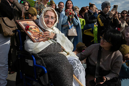 09.05.2023, Москва, Парк Горького, День Победы. Пожилая женщина в кресле-каталке с портретом родственника, воевавшего в войне.