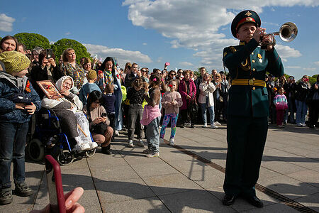 09.05.2023, Москва, Парк Горького, День Победы. Зрители слушают выступление военного духового оркестра.