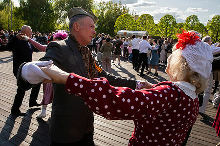 09.05.2023, Москва, Парк Горького, День Победы. Люди танцуют под звуки вальса.