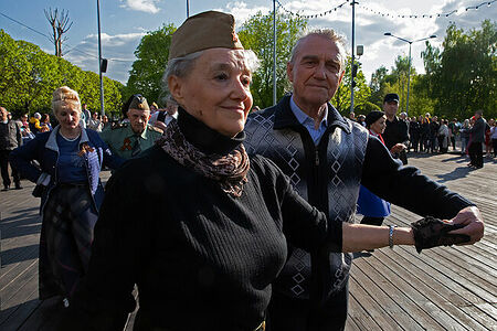 09.05.2023, Москва, Парк Горького, День Победы. Пожилая женщина в пилотке и мужчина во время танца.