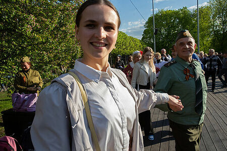 09.05.2023, Москва, Парк Горького, День Победы. Пожилой мужчина в военной форме танцует с девушкой.