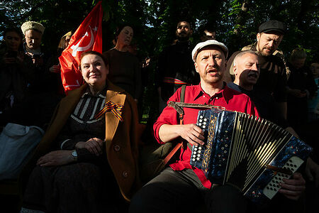 09.05.2023, Москва, Парк Горького, День Победы. Мужчина играет на гармони и поёт песню.