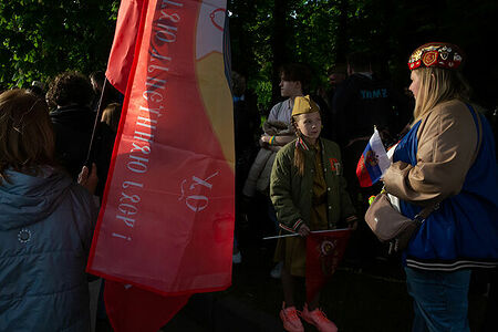 09.05.2023, Москва, Парк Горького, День Победы. Маленькая девочка в пилотке и с флажком.