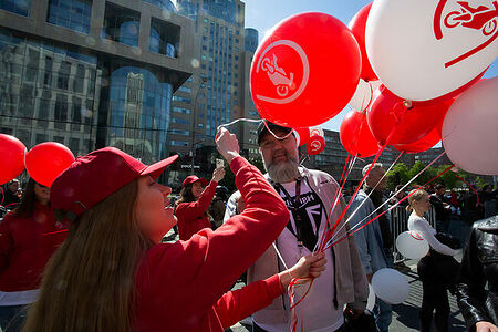 13.05.2023, Москва. Ежегодный весенний мотофестиваль в честь открытия мотосезона. Девушка-волонтёр раздаёт шарики.