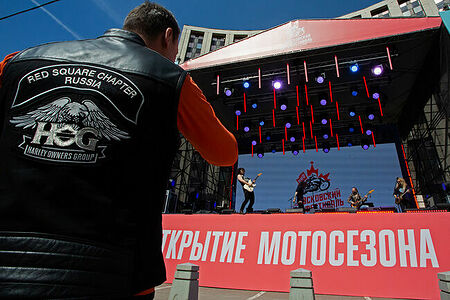 13.05.2023, Москва. Ежегодный весенний мотофестиваль в честь открытия мотосезона. Мужчина слушает выступление рок-группы.