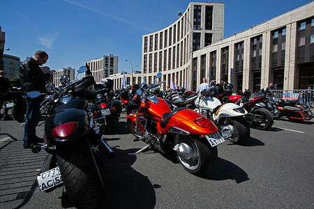 13.05.2023, Москва. Ежегодный весенний мотофестиваль в честь открытия мотосезона. Мотоциклы участников мотопробега.