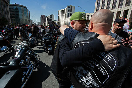 13.05.2023, Москва. Ежегодный весенний мотофестиваль в честь открытия мотосезона. Мужчины приветствуют друг друга.