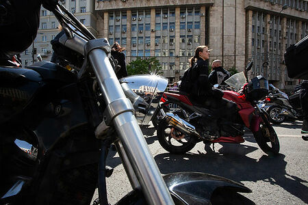 13.05.2023, Москва. Ежегодный весенний мотофестиваль в честь открытия мотосезона. Девушка на мотоцикле.