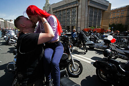 13.05.2023, Москва. Ежегодный весенний мотофестиваль в честь открытия мотосезона. Мужчина целует девушку.