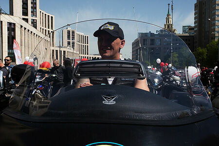 13.05.2023, Москва. Ежегодный весенний мотофестиваль в честь открытия мотосезона. Участник мотопробега за рулём своего мотоцикла.