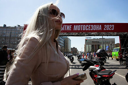 13.05.2023, Москва. Ежегодный весенний мотофестиваль в честь открытия мотосезона. Девушка на фестивале.
