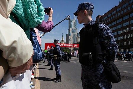 13.05.2023, Москва. Ежегодный весенний мотофестиваль в честь открытия мотосезона. Полицейское оцепление во время фестиваля.