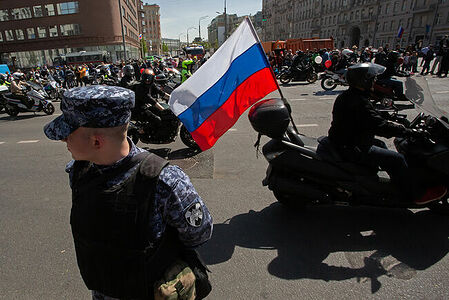 13.05.2023, Москва. Ежегодный весенний мотофестиваль в честь открытия мотосезона. Мотоциклист с флагом России.