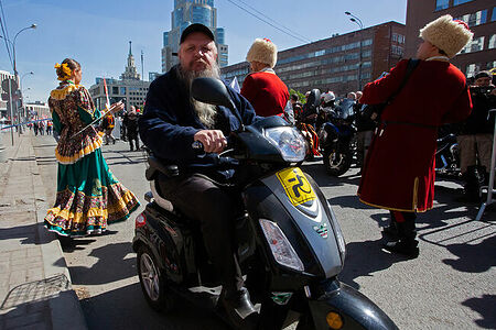 13.05.2023, Москва. Ежегодный весенний мотофестиваль в честь открытия мотосезона. Пожилой мужчина — участник фестиваля.