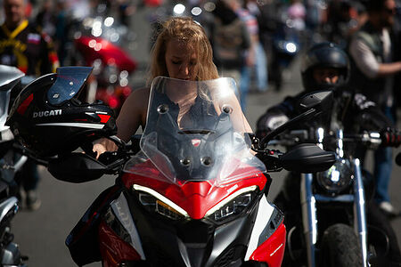 13.05.2023, Москва. Ежегодный весенний мотофестиваль в честь открытия мотосезона. Девушка за рулём мотоцикла.
