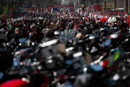 13.05.2023, Москва. Ежегодный весенний мотофестиваль в честь открытия мотосезона. Вид на скопление участников мероприятия.