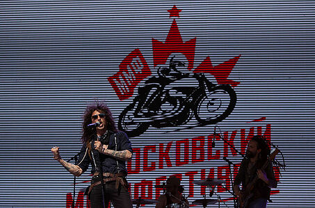 13.05.2023, Москва. Ежегодный весенний мотофестиваль в честь открытия мотосезона. Рок-группа выступает на сцене.