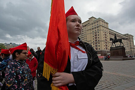 21.05.2023, Москва, Красная Площадь. Торжественный приём в пионеры. Девочка-пионер с красным знаменем на Манежной площади.