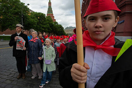 21.05.2023, Москва, Красная Площадь. Торжественный приём в пионеры. Дети ждут выхода на Красную Площадь.