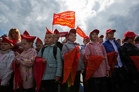 21.05.2023, Москва, Красная Площадь. Торжественный приём в пионеры. Дети с пионерскими галстуками в руках.