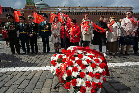 21.05.2023, Москва, Красная Площадь. Торжественный приём в пионеры. Члены КПРФ во время мероприятия.