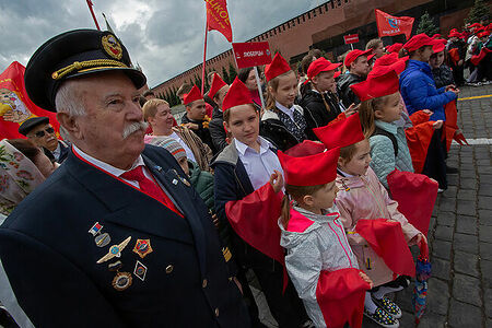 21.05.2023, Москва, Красная Площадь. Торжественный приём в пионеры. Пожилой мужчина в военной форме среди детей.