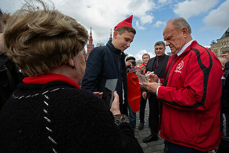 21.05.2023, Москва, Красная Площадь. Торжественный приём в пионеры. Геннадий зюганов подписывает книгу мальчику.