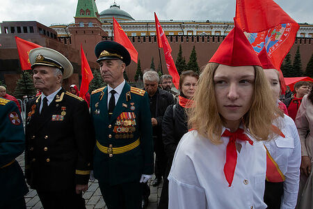 21.05.2023, Москва, Красная Площадь. Торжественный приём в пионеры. Девочка в пилотке и галстуке рядом с отставными офицерами.