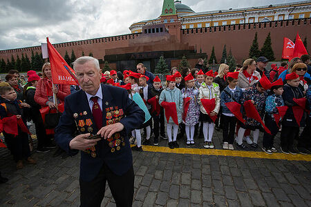 21.05.2023, Москва, Красная Площадь. Торжественный приём в пионеры. Дети в пилотках и с пионерскими галстуками на Красной Площади.