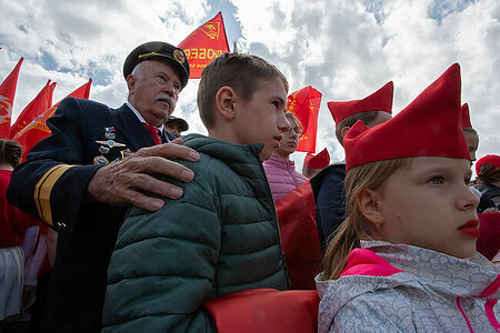 21.05.2023, Москва, Красная Площадь. Торжественный приём в пионеры. Военный, полярный лётчик в отставке с детьми во время мероприятия.