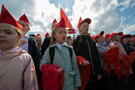 21.05.2023, Москва, Красная Площадь. Торжественный приём в пионеры. Дети поют во время церемонии.