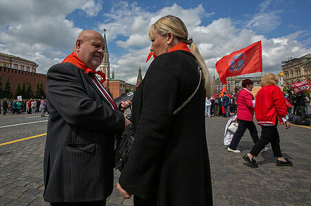 21.05.2023, Москва, Красная Площадь. Торжественный приём в пионеры. Взрослые люди в пионерских галстуках.