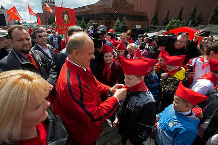 21.05.2023, Москва, Красная Площадь. Торжественный приём в пионеры. Геннадий Зюганов повязывает галстук маленькому мальчику.