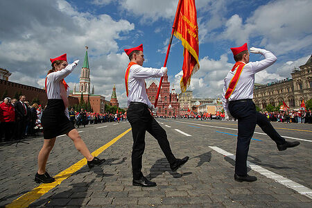 21.05.2023, Москва, Красная Площадь. Торжественный приём в пионеры. Пронос знамени.