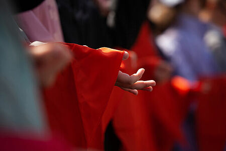 21.05.2023, Москва, Красная Площадь. Торжественный приём в пионеры. Галстук висит на руке ребёнка.