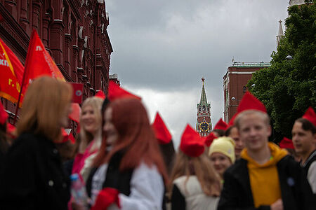 21.05.2023, Москва, Красная Площадь. Торжественный приём в пионеры. Дети в пилотках ожидают прохода на Красную Площадь.