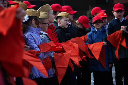 21.05.2023, Москва, Красная Площадь. Торжественный приём в пионеры. Дети с галстуками в руках ожидают приёма в пионеры.