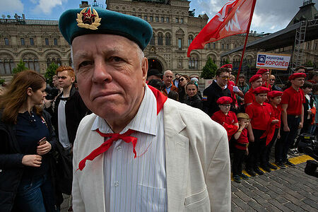 21.05.2023, Москва, Красная Площадь. Торжественный приём в пионеры. Мужчина в берете десантника и в пионерском галстуке.