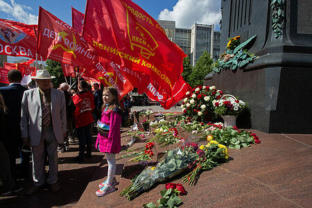 06.06.2023, Москва. Патриотическая акция, посвященная Дню русского языка и Пушкинскому Дню России. Маленькая девочка у памятника поэту.