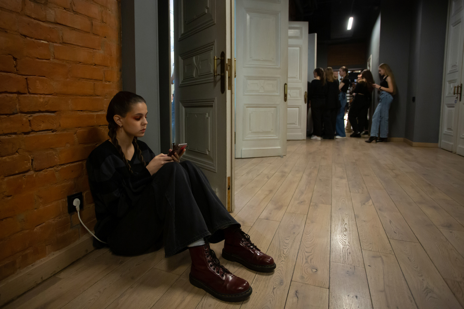 24.11.2022, Москва. Финал МКММ «Московского Конкурса Молодых Модельеров» в Театре «Школа современной пьесы». Девушка-модель ожидает своей очереди в гримёрку перед показом.