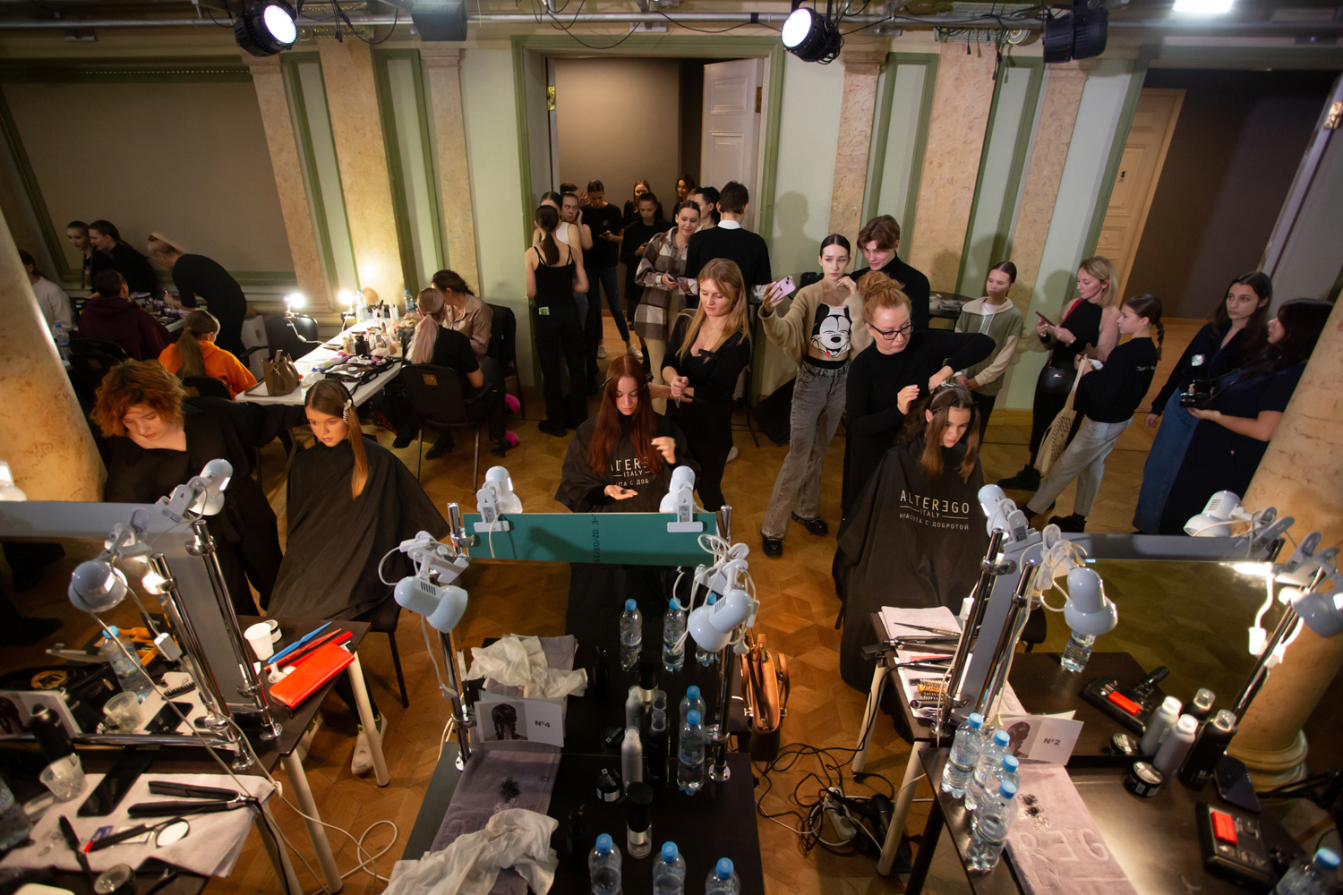 24.11.2022, Москва. Финал МКММ «Московского Конкурса Молодых Модельеров» в Театре «Школа современной пьесы». Девушки-модели делают причёски и макияж перед выходом на подиум.