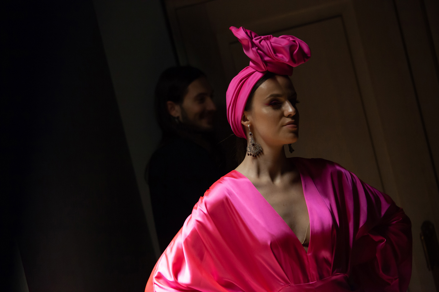 24.11.2022, Москва. Финал МКММ «Московского Конкурса Молодых Модельеров» в Театре «Школа современной пьесы». Девушка-модель за кулисами перед выходом на подиум.