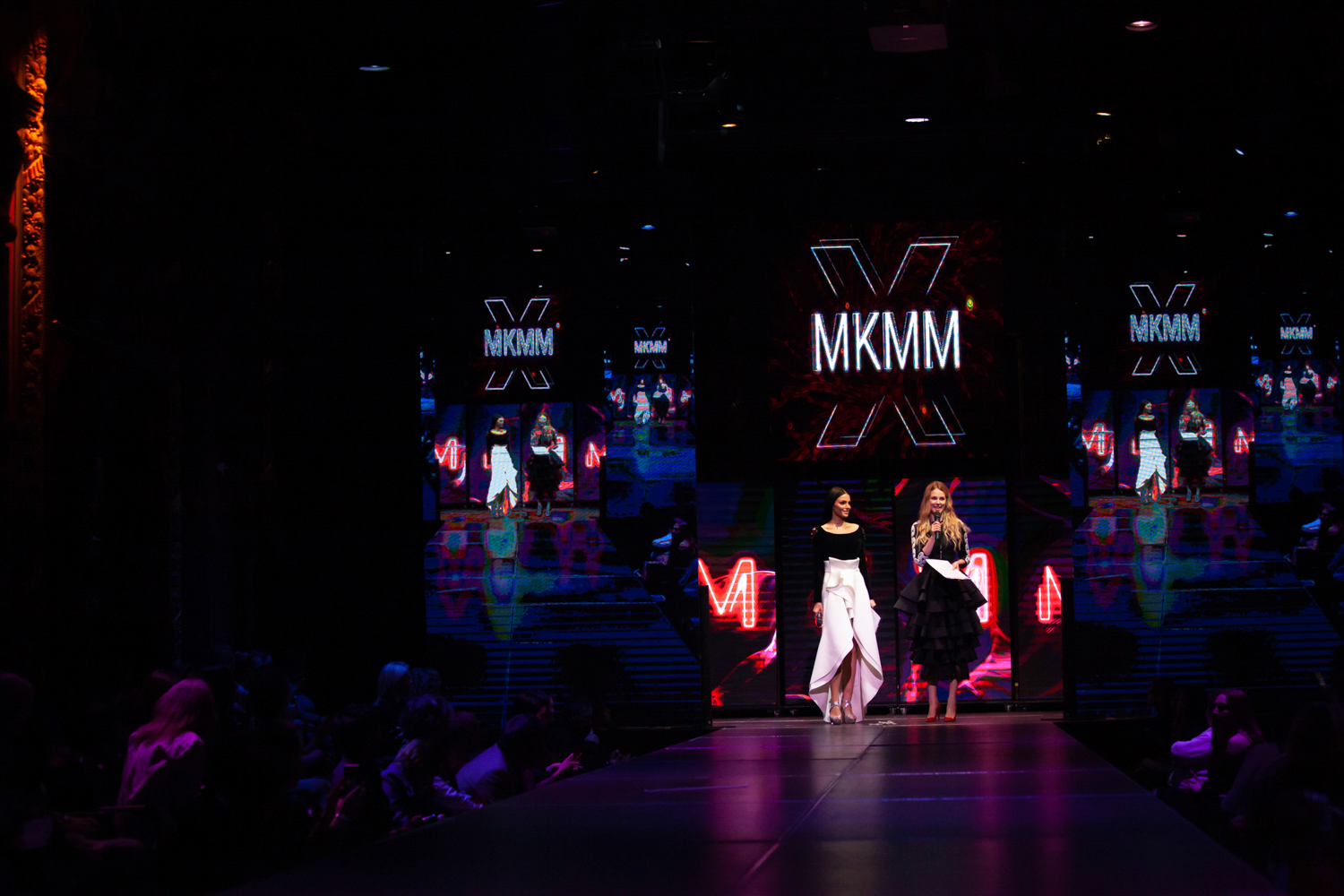 24.11.2022, Москва. Финал МКММ «Московского Конкурса Молодых Модельеров» в Театре «Школа современной пьесы». Ведущие объявляют о начале конкурсного показа.