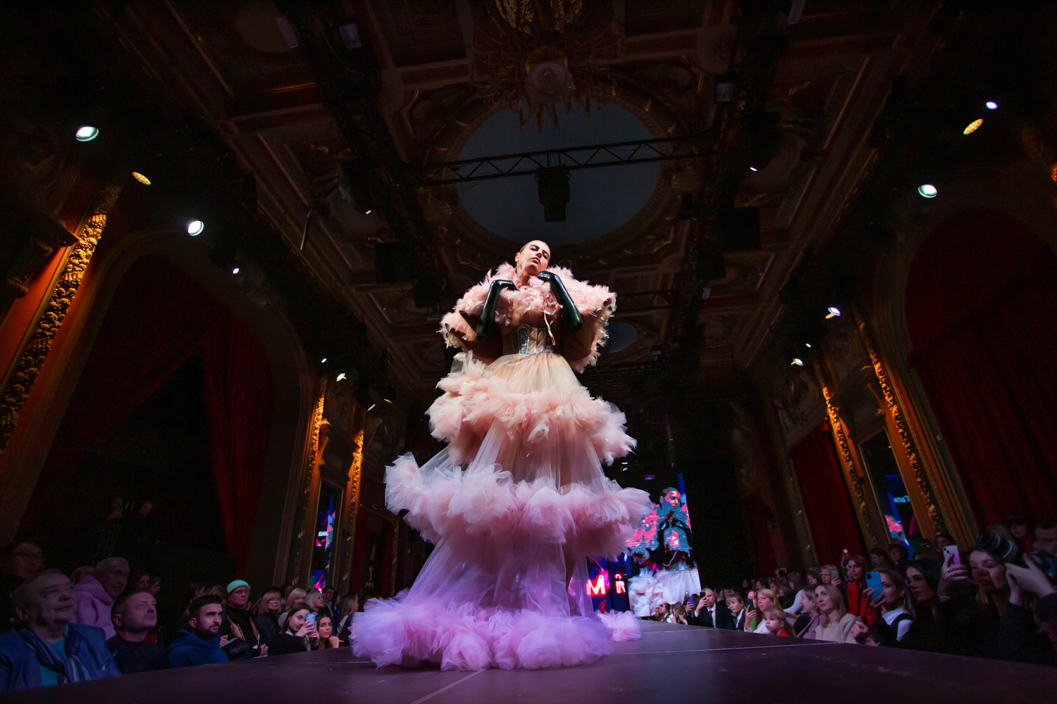 24.11.2022, Москва. Финал МКММ «Московского Конкурса Молодых Модельеров» в Театре «Школа современной пьесы». Модель демонстрирует зрителям платье из коллекции.
