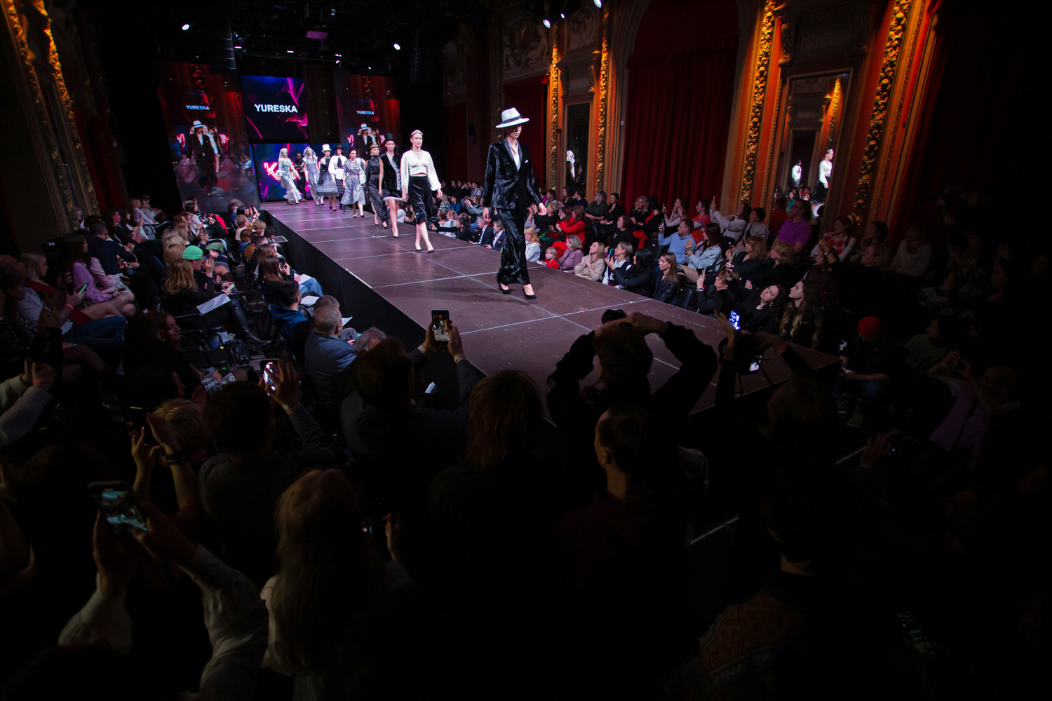 24.11.2022, Москва. Финал МКММ «Московского Конкурса Молодых Модельеров» в Театре «Школа современной пьесы». Зрители конкурса наблюдают за проходом моделей по подиуму.