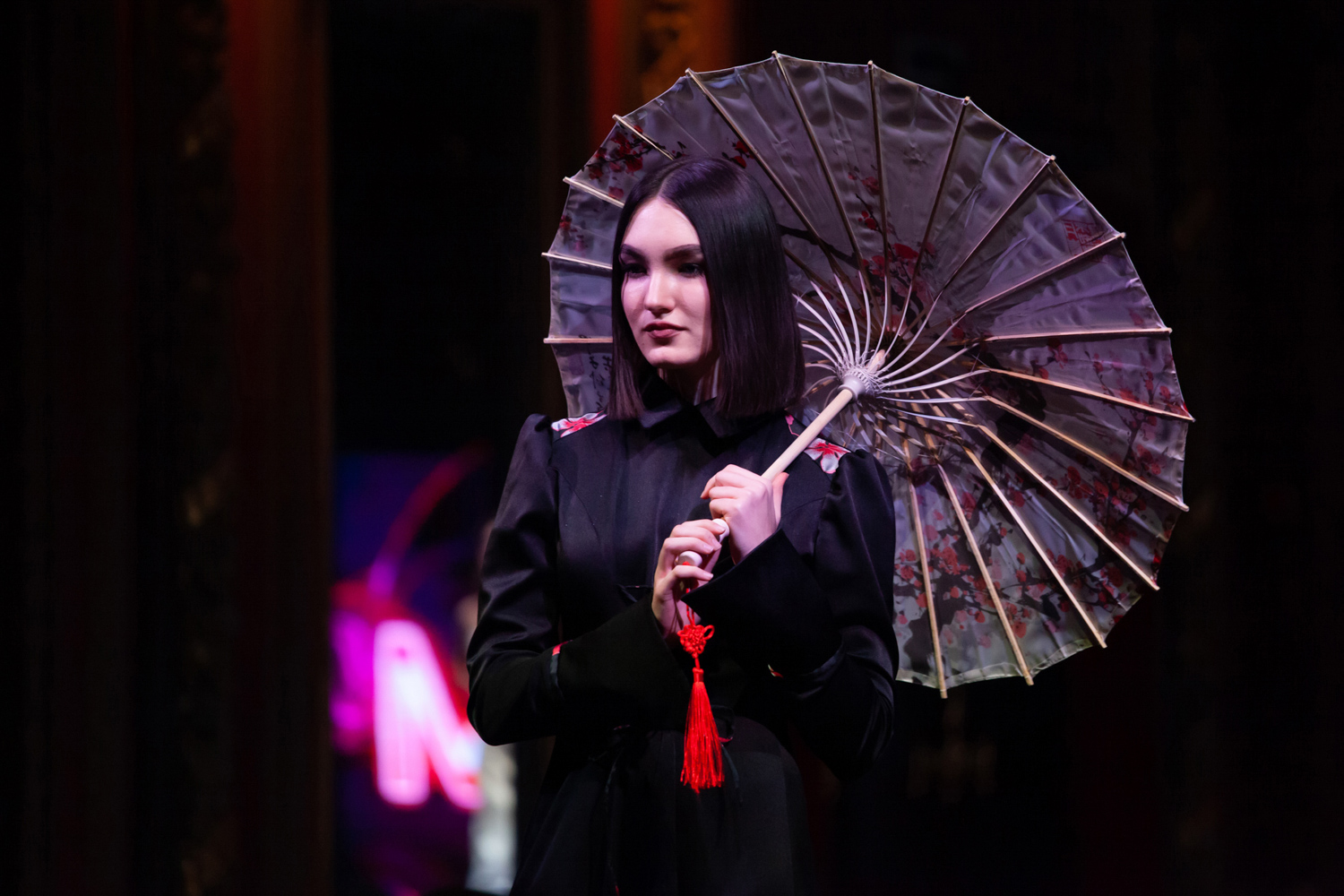 24.11.2022, Москва. Финал МКММ «Московского Конкурса Молодых Модельеров» в Театре «Школа современной пьесы». Модель с японским зонтиком.