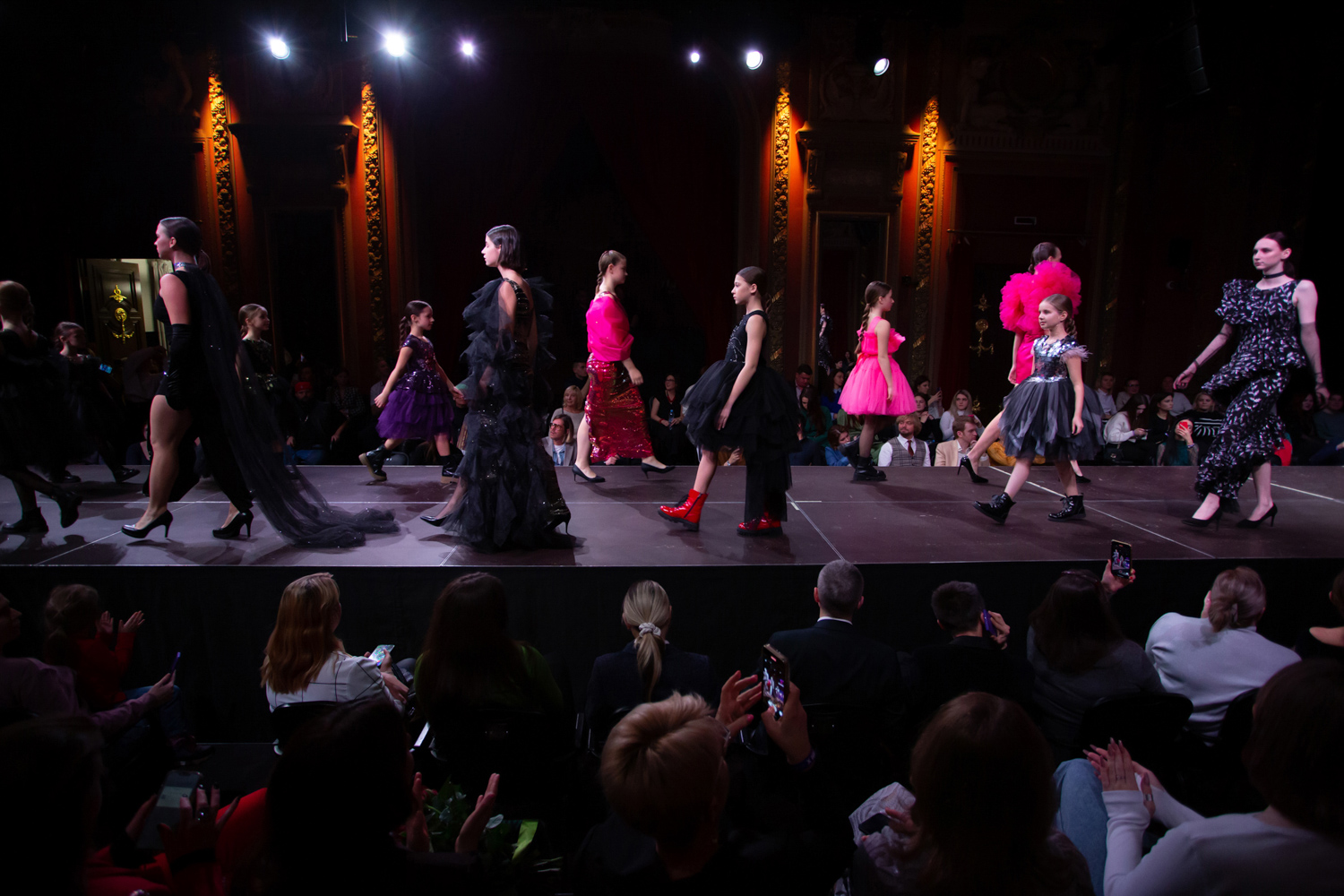 24.11.2022, Москва. Финал МКММ «Московского Конкурса Молодых Модельеров» в Театре «Школа современной пьесы». Зрители наблюдают за проходом моделей по подиуму.